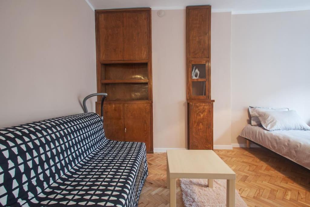 Center, Shishman Street Bijou Apartment