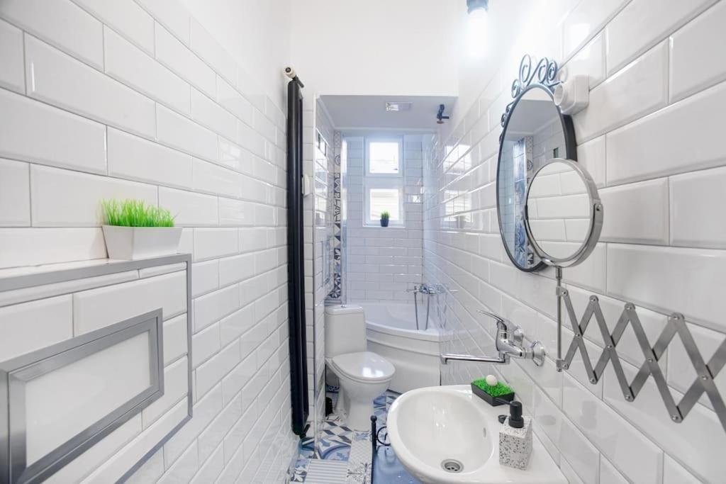 Apartment Center, Shishman Street Bijou *